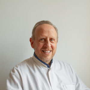 Docteur Samuel Jeruzalska souriant en blous. Prendre RDV à Biarritz, Anglet, Bayonne